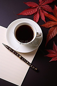 桌上放着一杯咖啡笔和信封