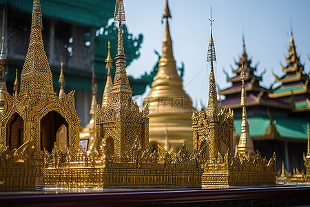 亚洲文化背景图片_有金属雕塑的金色寺庙