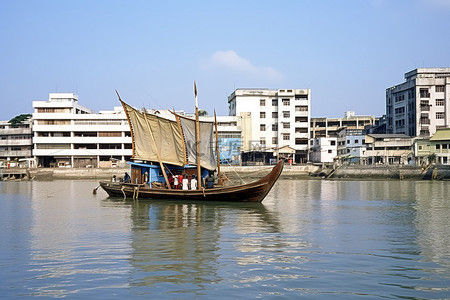船中国背景图片_一艘船停在建筑物和一些人附近的水面上