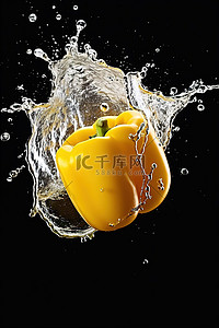 黄辣椒在水中溅起的照片
