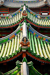 色彩缤纷的瓷砖屋顶的亚洲文化