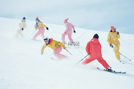 一群人背景图片_一群人从积雪覆盖的斜坡上滑雪