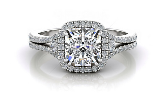 订婚戒指的 3D 渲染，具有垫形切割中心钻石光环镶嵌和戒圈上的三颗副石