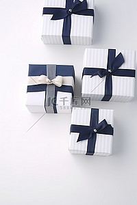 备忘录背景图片_白色表面有蓝色蝴蝶结和蝴蝶结的三个礼品盒
