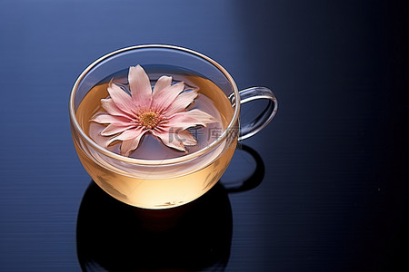玻璃茶杯背景图片_朱丽叶杜波依斯玻璃茶杯中的茶