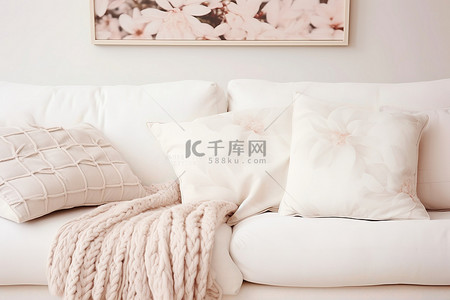 粉红色抱枕背景图片_一些白色抱枕和沙发