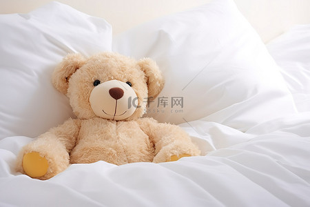 毛绒背景图片_一只毛绒泰迪熊躺在白色的床上