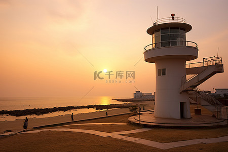 天安门会客厅背景图片_天安海洋灯塔沙滩上的日出