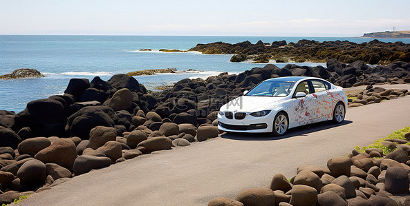 白色的汽车坐在靠近水的岩石小路上