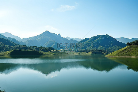 夏天湖边背景图片_湖边有山的美丽景色