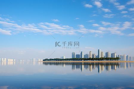 海滨城市背景图片_晴朗的蓝天