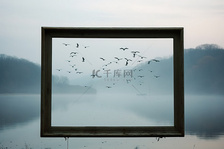 童拍照图背景图片_雾蒙蒙的湖边有鸟儿飞过的照片