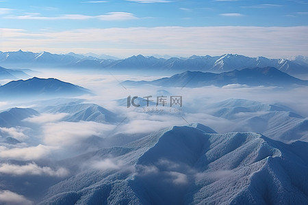 从空中看到白雪皑皑的山峰和山谷