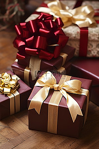 圣诞礼物堆背景图片_木桌上放着一堆带金丝带的圣诞礼物