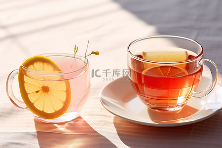 两杯柠檬茶旁边是两杯蜂蜜