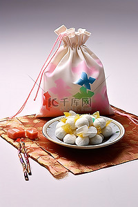 传统龙的图案背景图片_一盘饺子和一个龙图案的袋子