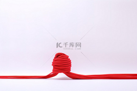 坐在天台背景图片_坐在白色背景上的一条红绳