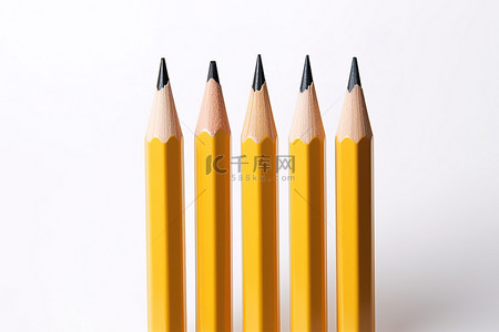 黄人背景图片_白色表面上的五支黄色铅笔