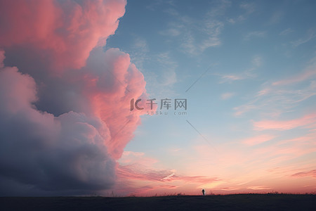 粉红云彩背景图片_夕阳下的粉红云彩