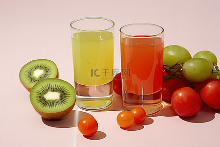 新鲜西红柿背景图片_两杯橙汁，旁边有西红柿和苹果