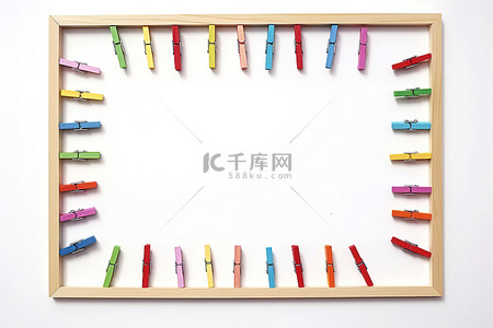 一个木制框架，由各种彩色钉子组成，形状为钉子