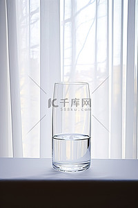 窗户里的大空水杯 乔恩基林 照片