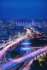 一座横跨高速公路的桥梁，俯瞰城市夜景