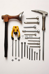 白色表面上显示的锤子和工具