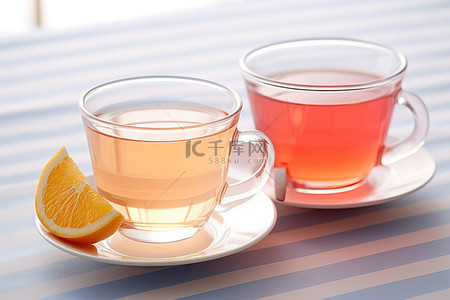 碟子桌子背景图片_桌子上有两杯粉红色的茶