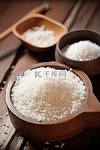 木桌上的米和木勺