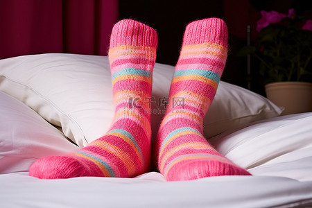 穿着粉色袜子睡觉是一种舒适的热身方式