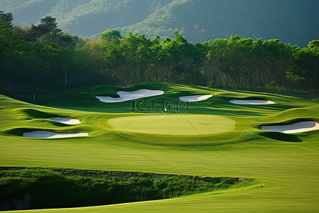 倾斜背景图片_高尔夫球场围绕着一座小山，绿草环绕着倾斜的景观