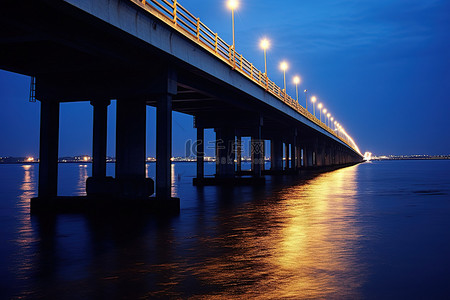 夜间水下的一座桥