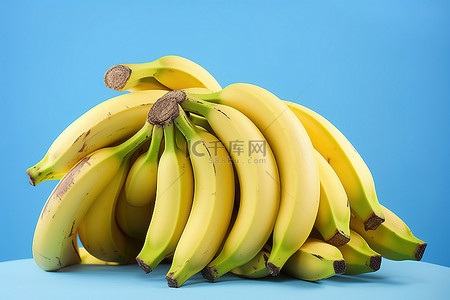 水果背景蓝色背景图片_蓝色背景中的香蕉堆成一堆