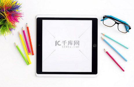 ipad皮夹背景图片_白色表面用于展示 ipad 学校论文和配件