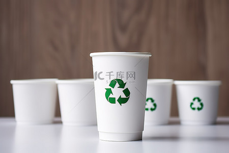 环保标志纸杯背景图片_回收杯咖啡杯，带回收标志马克杯和杯子