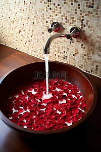 红玫瑰背景图片_浴室里装满了红玫瑰花瓣的碗