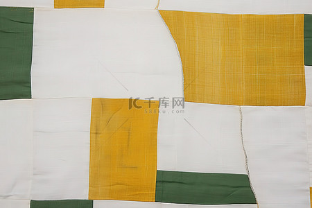 一条毯子有绿色和黄色的被子设计