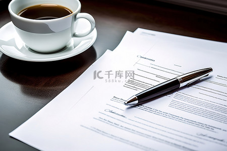 薪资协议背景图片_一杯咖啡放在一张纸旁边，旁边是一份协议
