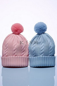 两顶中间有粉色和蓝色纽扣的针织帽