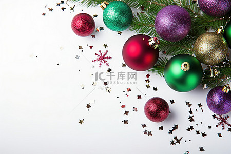 圣诞树装饰与五彩纸屑和装饰品