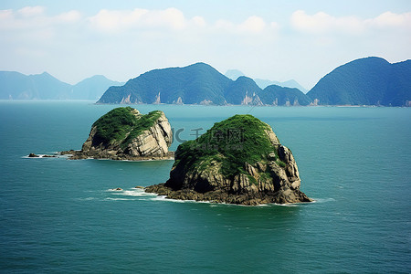 岩石海浪背景图片_一个看起来像一块岩石的岛屿，周围有一些岩石