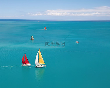 海洋中蓝色水面上航行的小帆船的照片