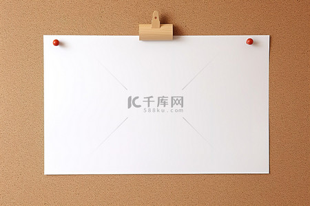 办公楼层索引背景图片_软木板背景照片上的白色普通模板