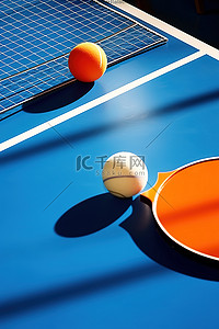 蓝色桌子背景图片_蓝色桌子上的网球拍和球的图像