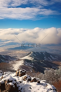 雪景山脉背景图片_犹他州附近的山脉 犹他州，岩石顶上有云