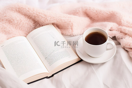温暖治愈爱心背景图片_白色毯子上放着一杯咖啡的打开书