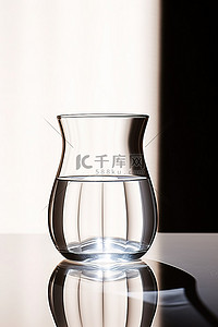 滗水器背景图片_桌子上放着一个蚀刻玻璃烧杯