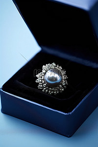 日本珍珠戒指，蓝盒内镶有黑珍珠