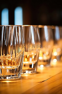 威士忌酒标背景图片_木桌上排列着几杯威士忌酒